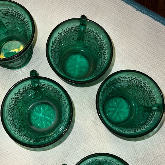 Vintage Tiara Emerald Pressed Glass Small Teacups - Picture 11 of 15